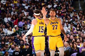 東契奇能賽季場均40分？里夫斯：是的他太棒了 這真是不可思議