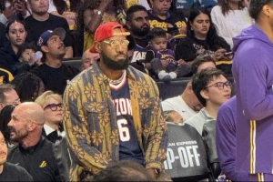 老父親的驕傲！詹姆斯身穿布萊斯大學6號球衣到場觀賽