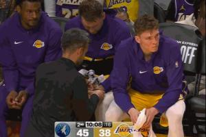 傷不起啊！隊醫在場邊幫東契奇治療首節因切球挫傷的手指