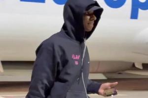 心系老東家？拉什福德下飛機(jī)被拍到在看球，球迷認(rèn)為是看曼聯(lián)