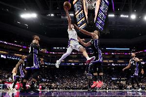 超大號(hào)準(zhǔn)三雙！里夫斯爆砍生涯新高51分&10板9助 22罰鑿出夢(mèng)想