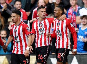 賽季新黑馬誕生！英超9輪戰罷排名前四，這支黑貓很“不簡單”