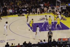 楊瀚森背打轉身進籃下 強攻造成艾頓犯規 兩罰一中！