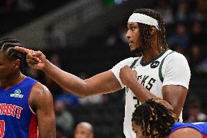 哥們你不是外線炮臺嗎？邁爾斯-特納6中1得5分8板3助 三分5中1