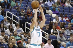 30投16中！克尼佩爾三分命中率53.3% 在出手30+球員里高居第一