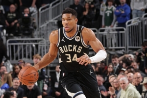 炸裂！字母哥賽季前4場場均36.3分14板7助1.3帽 投籃命中率69.5%