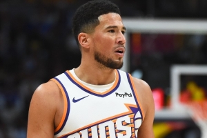 狀態出色！布克上半場12中6得17分6板4助 三分5中3