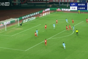 梅州逃過一劫！佩尼亞中路一漏，閆鵬點球點打門擊中立柱彈出