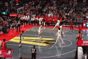 不緊不慢！夏普外線接球晃飛防守穩穩命中三分