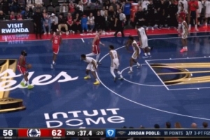 就是有這個(gè)自信！哈登不緊不慢過(guò)半場(chǎng) 搶一個(gè)超遠(yuǎn)三分命中！