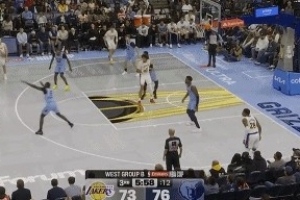 帶隊(duì)反超！東契奇再中三分&助攻海斯空接扣籃