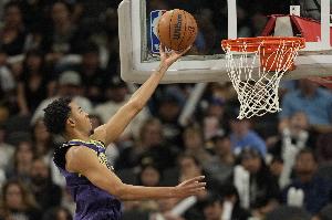 攻守全面！特雷-墨菲半場9中4得11分3板4助 轟進3記三分