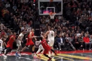 看著不輕！韋斯利受傷瞬間 身體不平衡落地疑似掰到了左膝