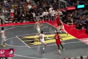 值得學習！克林根快下接球迎著防守上籃打成2+1