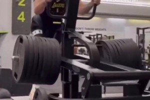 對(duì)自己夠狠啊！感受下東契奇720磅重量的腿部力量訓(xùn)練