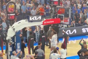 跟火箭全隊(duì)格格不入？火箭賽前出場(chǎng)儀式，只有伊森一人獨(dú)自在旁邊訓(xùn)練