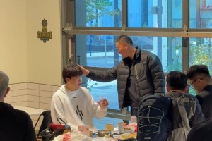 劉維偉到波特蘭跟弟子楊瀚森碰面 似乎在吐槽小楊發(fā)型呢？