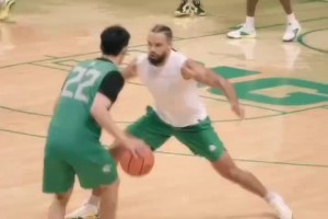 俄勒岡大學隊內(nèi)訓練！林葳運球一步晃開到訪的學長狄龍布魯克斯！