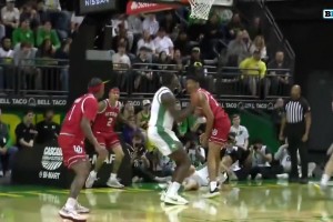 太秀了！林葳在熱身賽中頂著兩人防守，腦后no look pass妙傳