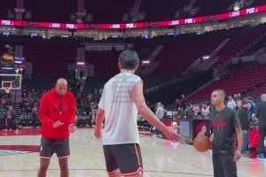 楊瀚森賽前的護框練習起作用了！今天上場送了兩記大帽！