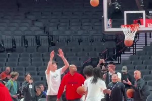 籃下終結得把握住呀！楊瀚森賽前熱身練習勾手！