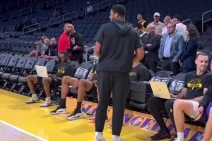 楊瀚森賽前投籃熱身練習中投，手感還是很柔和的！