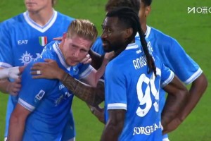 傷情很不妙！德布勞內(nèi)點(diǎn)射時(shí)受傷，直接被隊(duì)醫(yī)攙扶下場(chǎng)