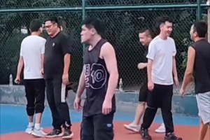 哥們蓋完帽滿地找女生