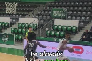 有求必應！楊瀚森結束熱身后為場邊中國球迷們進行簽名