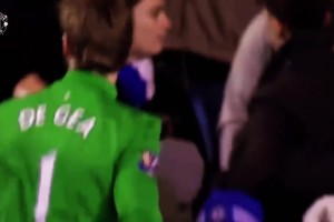 這反應(yīng)速度簡(jiǎn)直不像人類(lèi)！名場(chǎng)面：德赫亞的極限死角撲救！