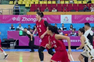 這比賽從跳球開(kāi)始就結(jié)束了！張子宇站著跳球，對(duì)手直接放棄